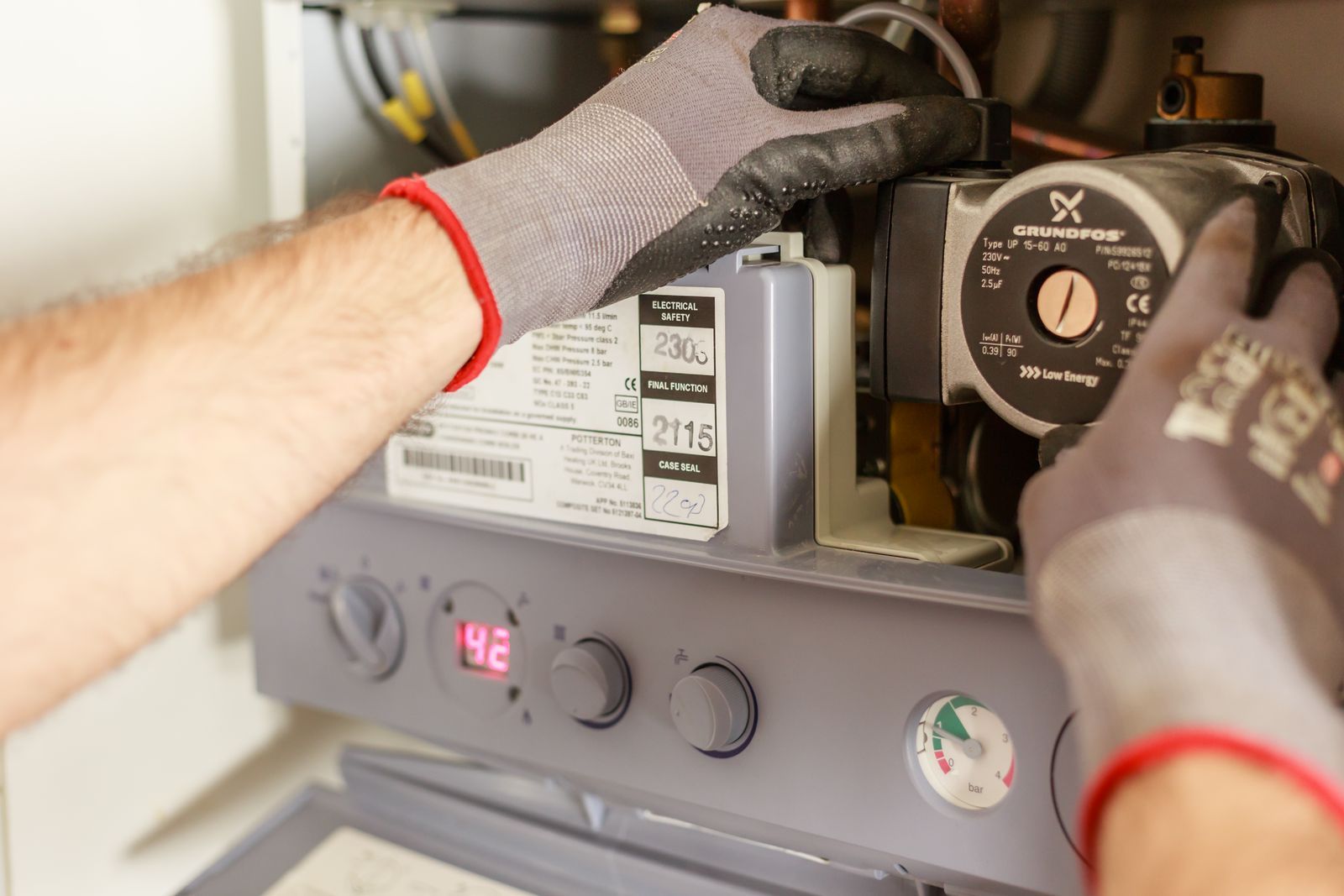 Heizungstechniker bei der Wartung einer modernen Gastherme