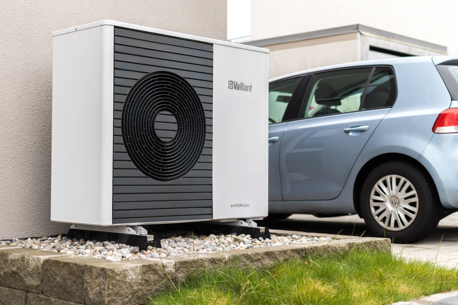 Vaillant aroTHERM plus Luft-Wasser-Wärmepumpe vor einem Einfamilienhaus
